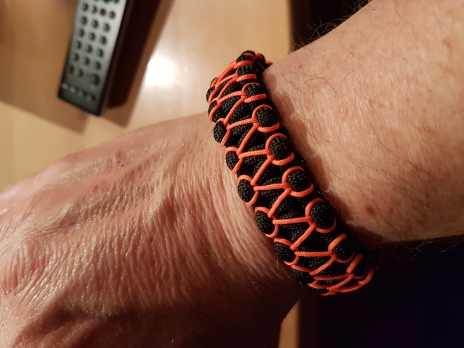 Armbånd med sildebensmønster